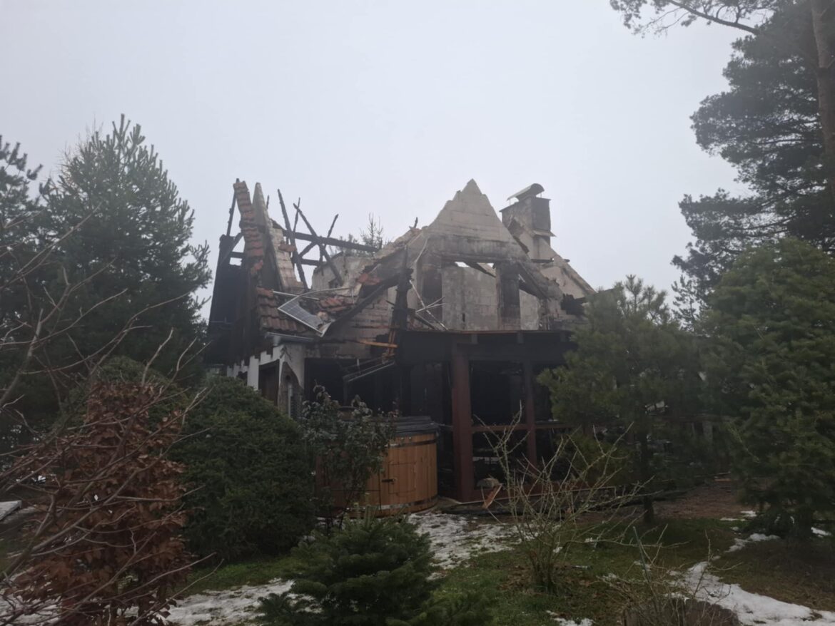 Zničená chata u Pyšeláku, foto: inregion.cz