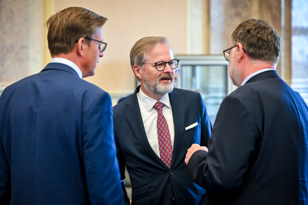 Premiér Petr Fiala v debatě s ministrem dopravy Martinem Kupkou a ministrem financí Zbyňkem Stanjurou před začátkem schůze vlády, 24. září 2025, zdroj: vlada.gov.cz