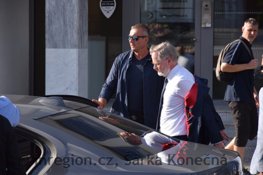 Premiér Petr Fiala při odchodu z mítinku, foto: inregion.cz, Šárka Konečná