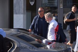 Premiér Petr Fiala při odchodu z mítinku, foto: inregion.cz, Šárka Konečná