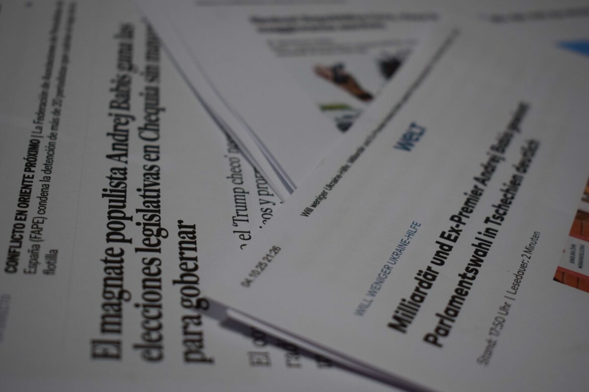 Titulky světových médií informují o letošním říjnovém výsledku sněmovních voleb v Česku, FOTO: Šárka konečná, inregion.cz