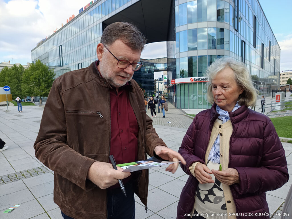 Zbyněk Stanjura diskutuje s lidmi, ZDROJ: oficiální FB profil Zbyňka Stanjury