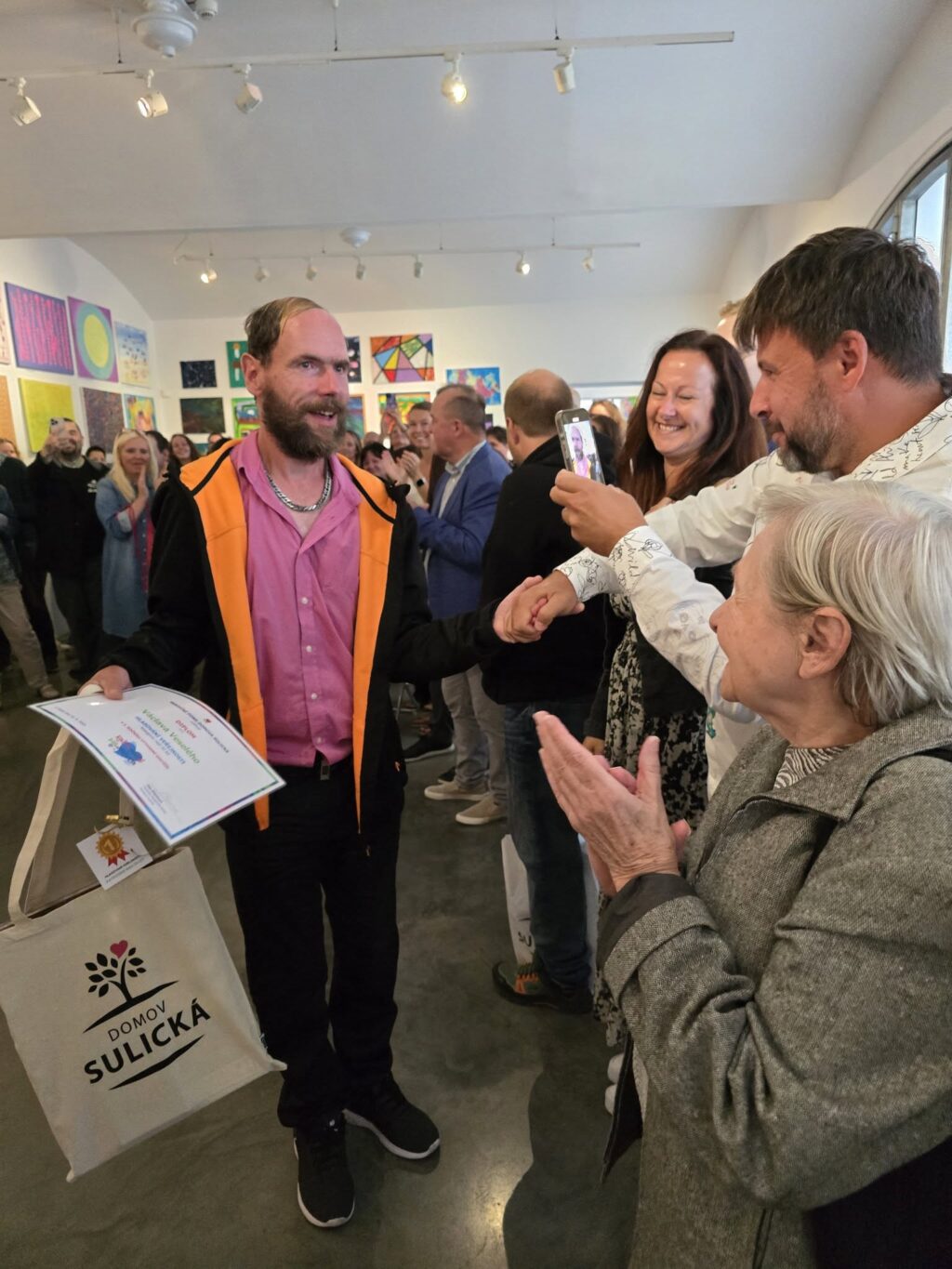 Výstava Každý může být umělcem představuje schopnosti výtvarníků s mentálním postižením. Je to jedna z možností, jak ukázat, že všichni jsme ve své jinakosti vlastně stejní.