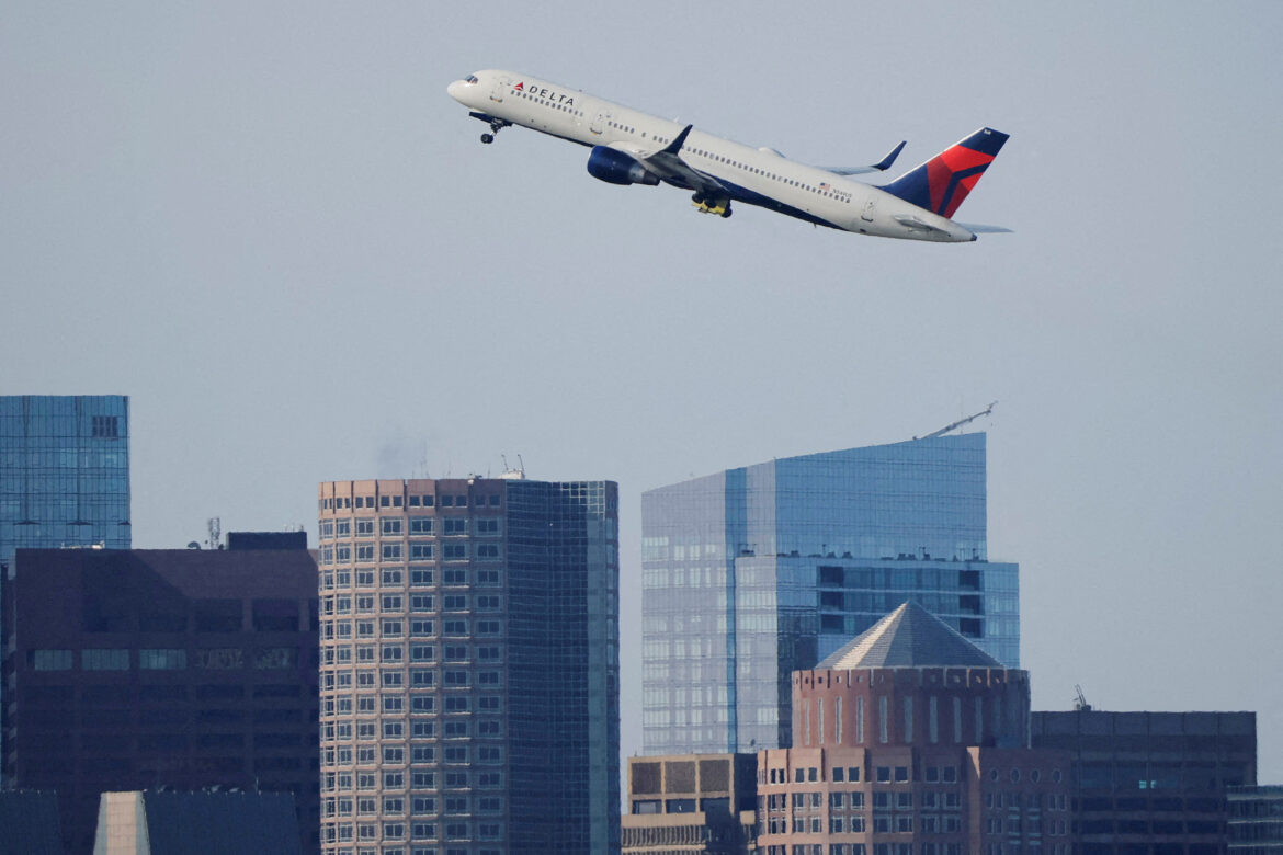 Let společnosti Delta Airlines vzlétá z mezinárodního letiště Logan v Bostonu ve státě Massachusetts v USA, 7. listopadu 2025. REUTERS/Brian Snyder/Archivní snímek