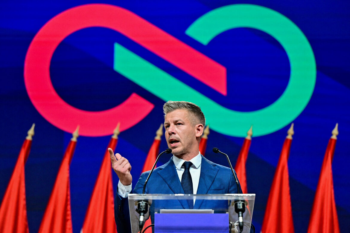 Peter Magyar, předseda opoziční strany Tisza, hovoří na tiskové konferenci den po parlamentních volbách, v nichž maďarský premiér Viktor Orbán uznal porážku, Budapešť, Maďarsko, 13. dubna 2026. REUTERS/Marton Monus/Archivní fotografie