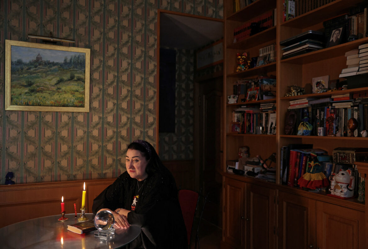 Natalia Malinovskaya, která se sama označuje za čarodějnici, pózuje pro fotografii během rozhovoru s agenturou Reuters ve svém bytě v Moskvě, Rusko, 17. února 2026. REUTERS/Ramil Sitdikov