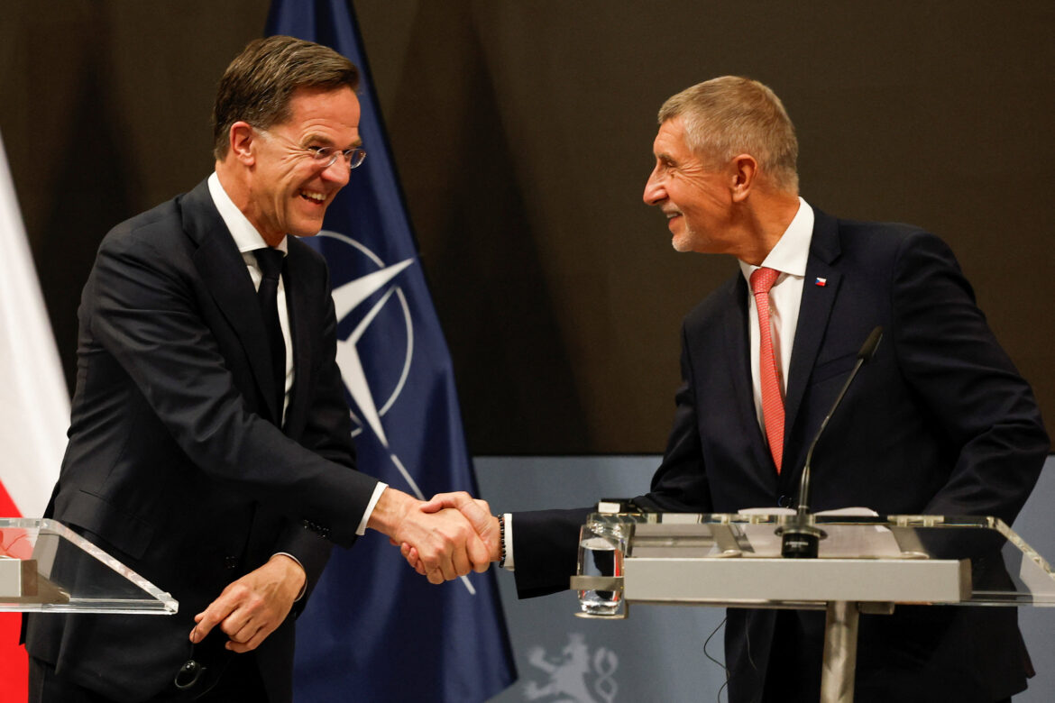 Český premiér Andrej Babiš a generální tajemník NATO Mark Rutte si podávají ruce během tiskové konference v Praze, 16. dubna 2026. REUTERS/David W. Cerny