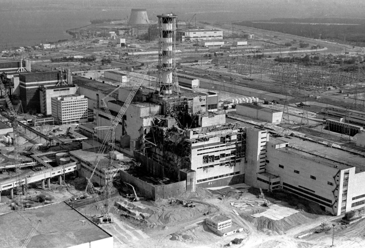 Letecký pohled na čtvrtý reaktor jaderné elektrárny v Černobylu na této archivní fotografii z května 1986. Čtvrtý reaktor v Černobylu v dubnu 1986 vzplanul a explodoval, čímž se radioaktivní oblak prachu rozšířil nad Ukrajinu, Bělorusko, Rusko a další části Evropy. REUTERS/Archivní fotografie