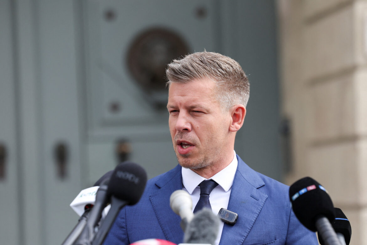 Vítěz voleb Peter Magyar, předseda strany Tisza, hovoří s médii v den setkání s maďarským prezidentem Tamasem Sulyokem po parlamentních volbách v paláci Sandor v Budapešti, Maďarsko, 15. dubna 2026. REUTERS/Bernadett Szabo