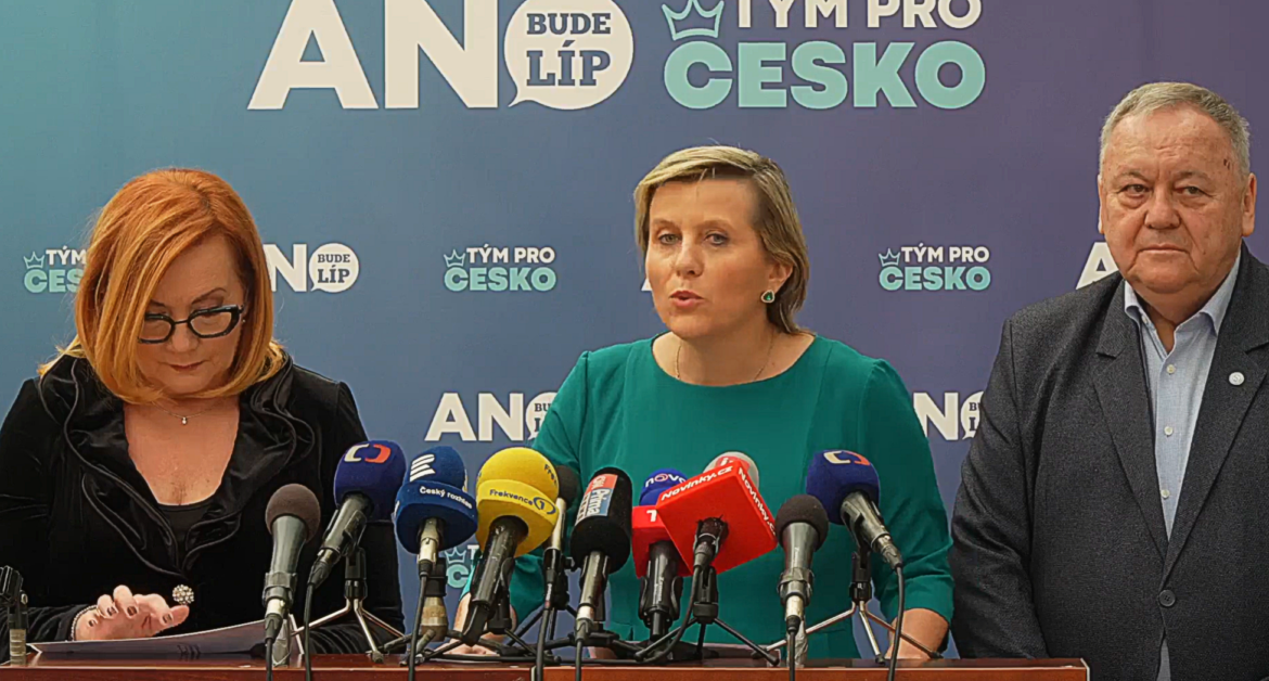 Jana Mračková Vildumetzová s Alenou Schillerovou na společném brífinku, ZDROJ: PSP ČR/se svolením