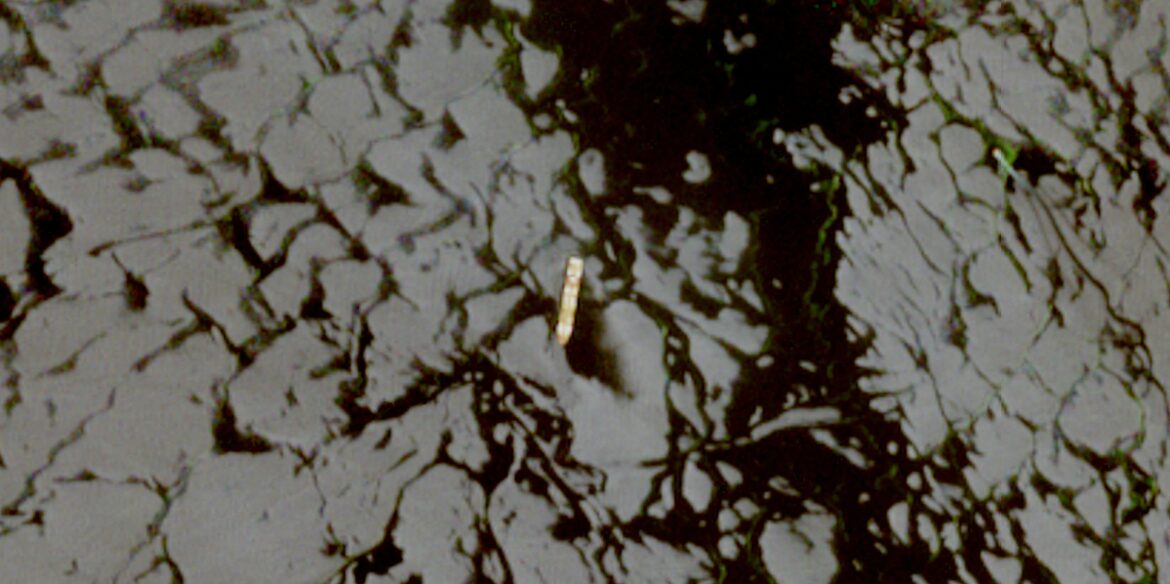 Satelitní snímek zachycuje kontejnerovou loď Epaminondas plující pod liberijskou vlajkou, 22. dubna 2026. EVROPSKÁ UNIE/COPERNICUS SENTINEL-2/Foto: REUTERS