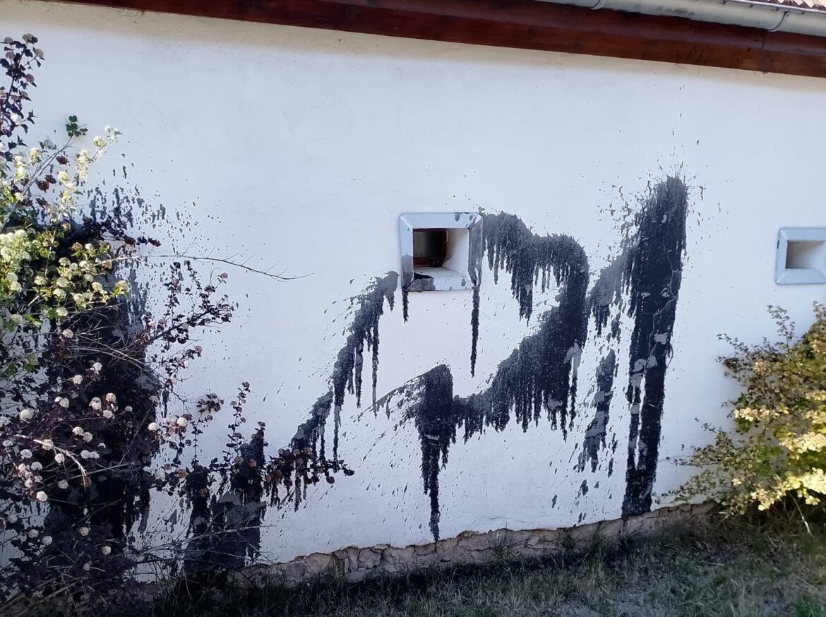 Poničená fasáda domu novinářky Witowské, ZDROJ: Světlana Witowská/se souhlasem