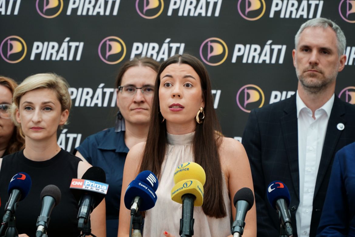 Pirátští poslanci na tiskové konferenci 1. července 2026, FOTO: Piráti/se souhlasem