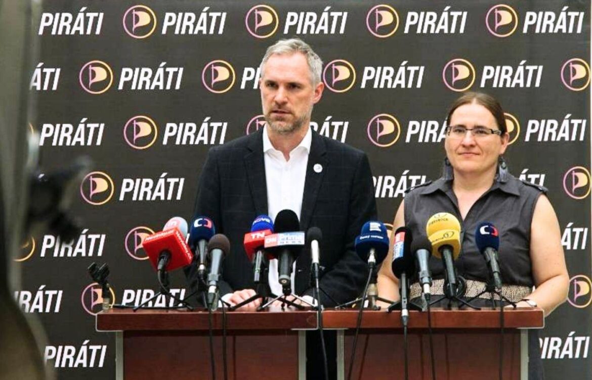 Piráti na brífinku, FOTO: Piráti/se souhlasem