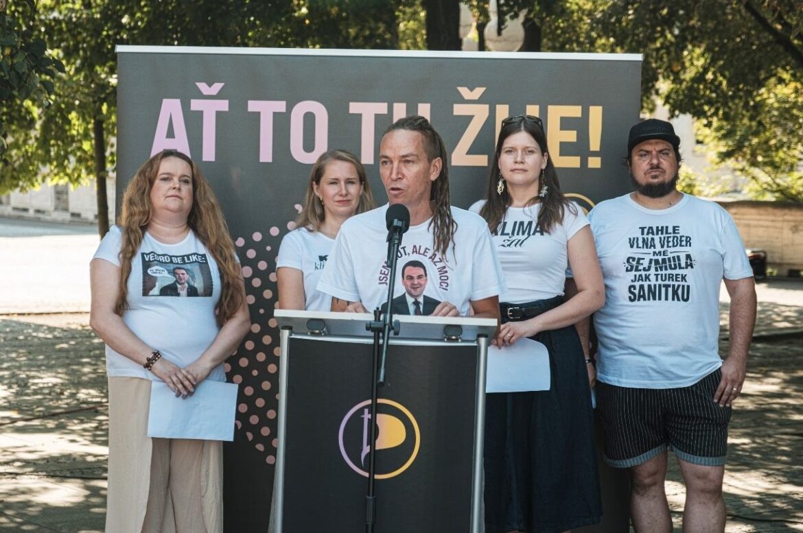 Zástupci Pirátů na předvolební akci, FOTO: Piráti/se souhlasem