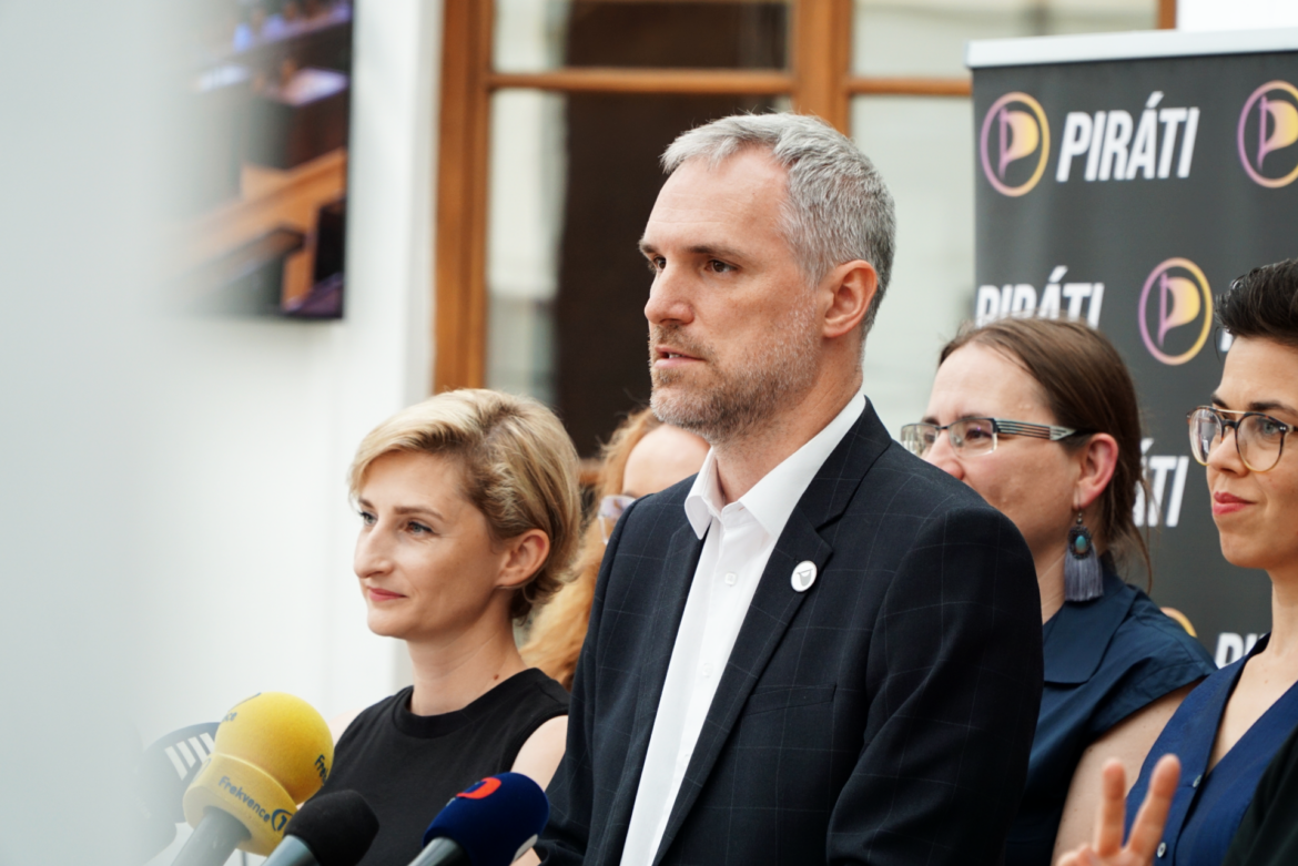 Piráti na brífinku, FOTO: Piráti/se souhlasem