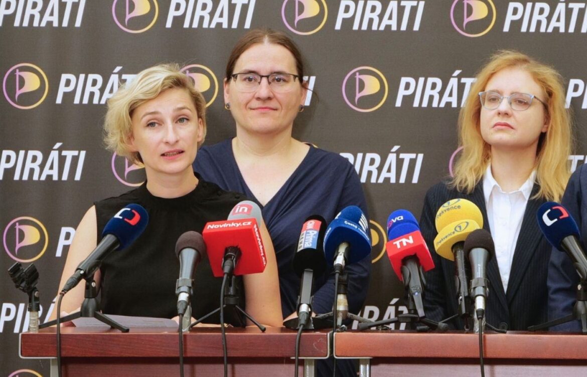 Pirátští představitelé na brífinku, FOTO: Piráti/ se souhlasem