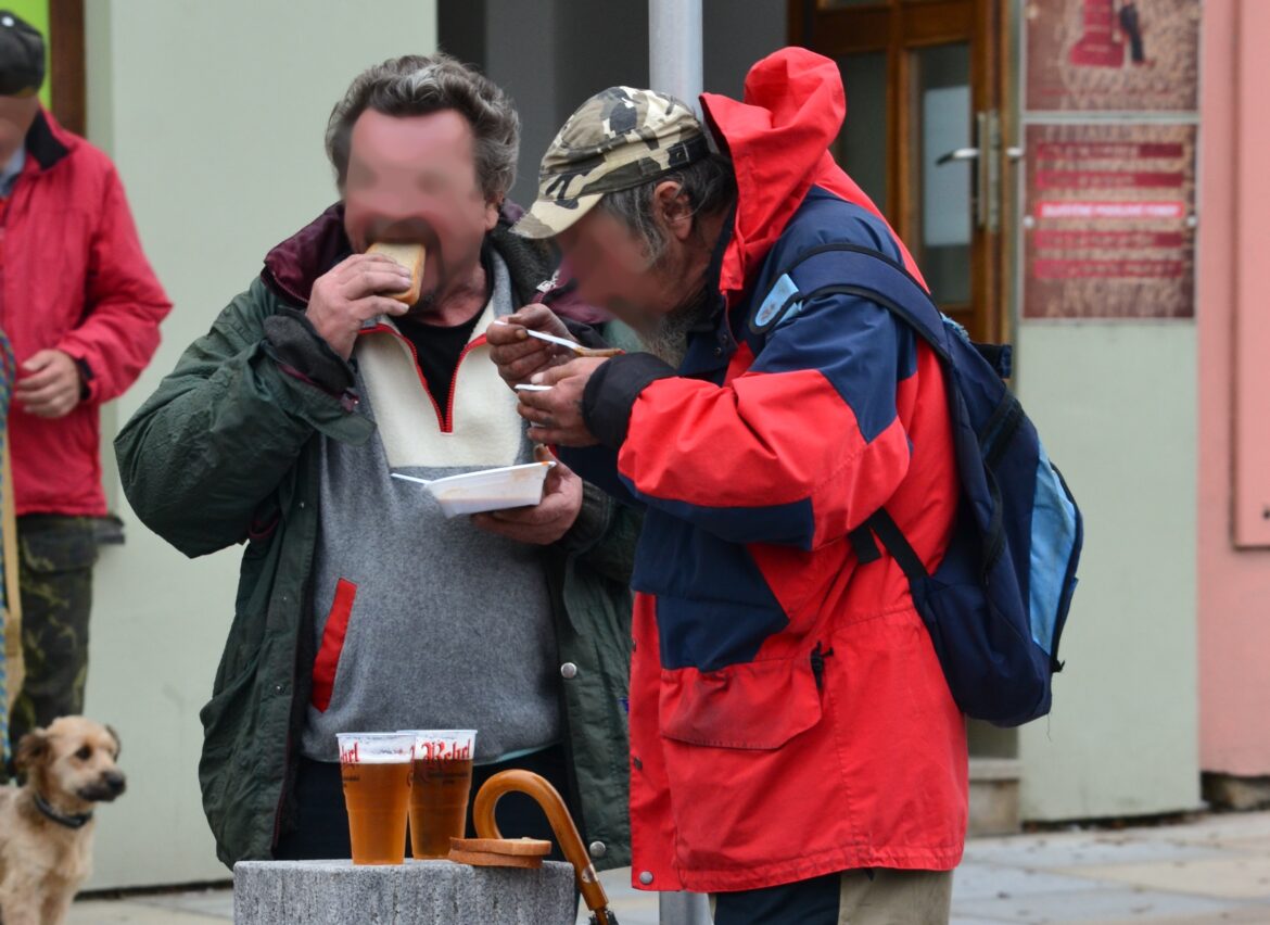 Lidé konzumující potraviny nabízené rychlým občerstvením, ilustrační snímek, FOTO: Šárka Konečná, inregion.cz, úprava rozmazáním pomocí SW PS