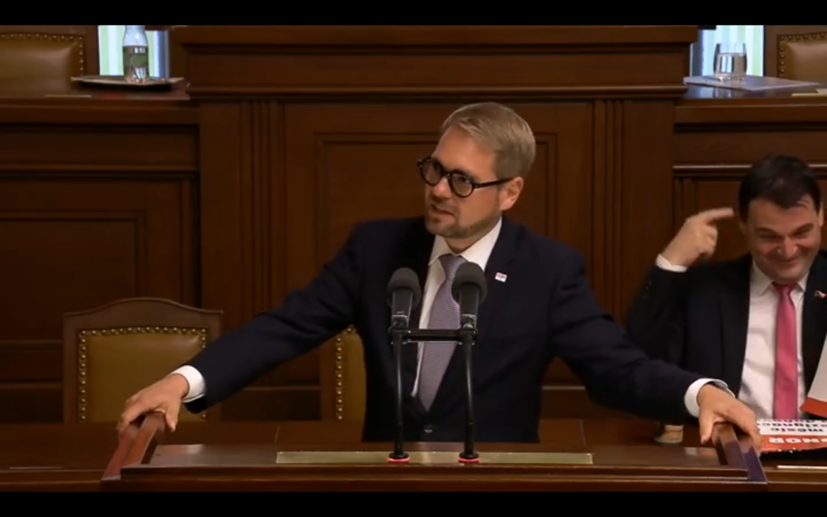 Ministr zahraničí Petr Macinka si ťuká na hlavu při projevu Ondřeje Havla v Poslanecké sněmovně, ZDROJ: PSP/ se souhlasem