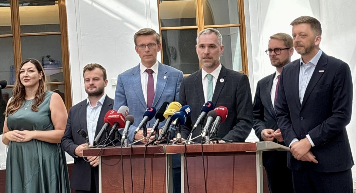 Zástupci opozice na společné tiskové konferenci po jednání Sněmovny dne 26. srpna 2026, FOTO: Piráti/se souhlasem