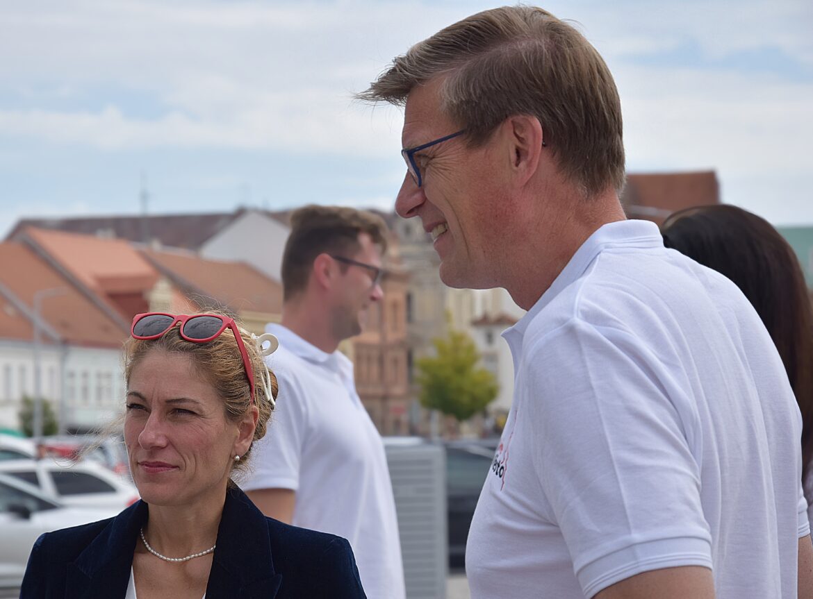 Martin Kupka s Evou Decroix při kontaktní kampani, FOTO: Šárka Konečná, inregion.cz