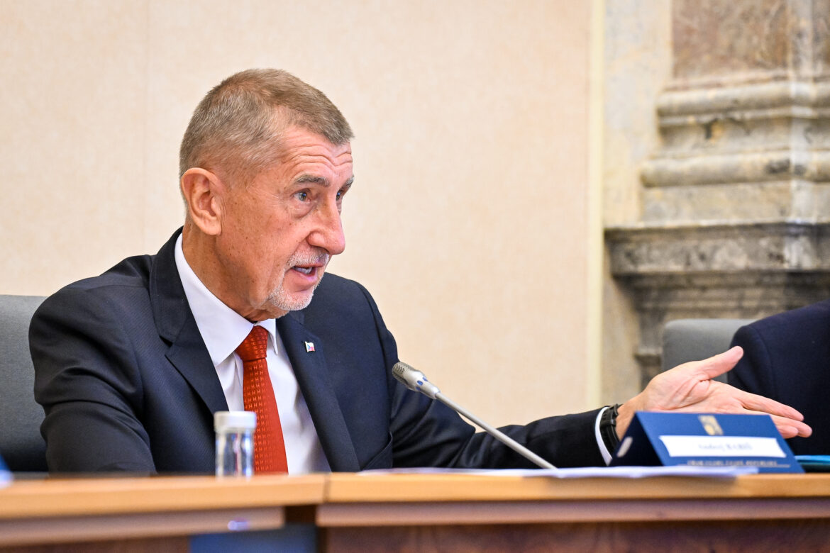 Premiér Andrej babiš zahajuje schůzi vlády, FOTO: Úřad vlády/ se souhlasem